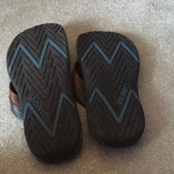 Men’s Vionic Sandals - Picture 2 of 3